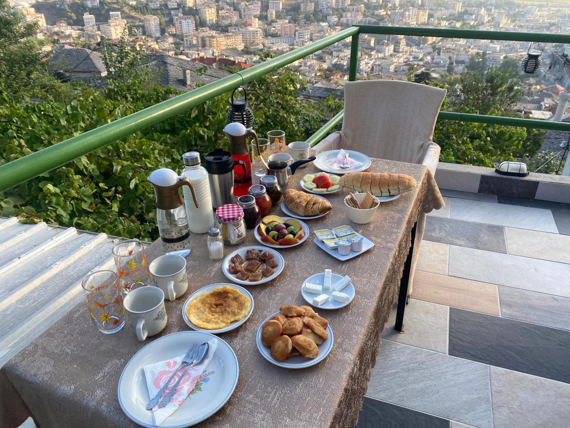 Gjirokastër Panoramic View Guest House מראה חיצוני תמונה
